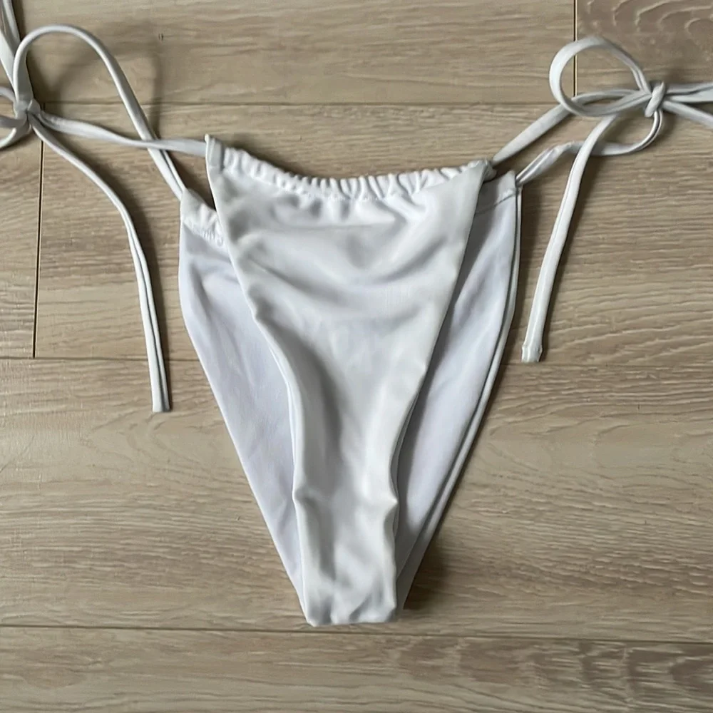 White string bikini - Picture 2 of 3